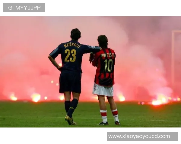 足球球星与爱侣同框甜蜜瞬间展现浪漫情缘与幸福生活