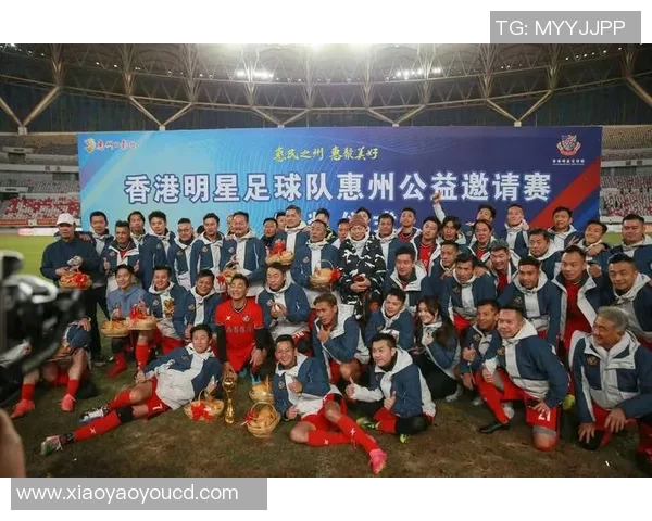 足球球星亲笔签名卡片现场展示引发球迷热烈围观瞬间 足球球星亲笔签名卡片现场展示引发球迷热烈围观瞬间